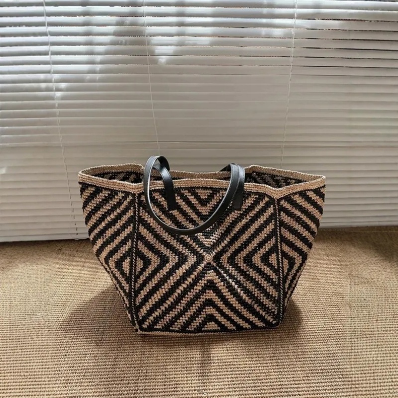 Women Bags 2026 Trends - Oversized large Raffia straw tote bag
